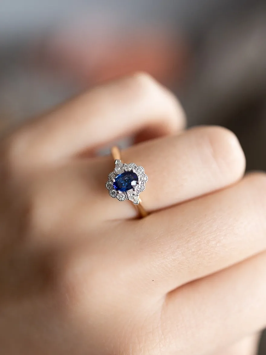 Bicolor entourage ring met briljant en saffier + Luxe Cadeau