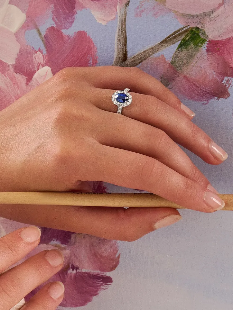 Witgouden entourage ring met saffier en briljant 0,49crt.